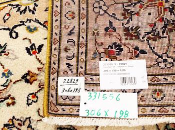 A Kashan carpet, c. 295 x 197 cm .
