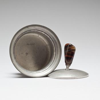 ASK MED LOCK, tenn. Tillskriven Estrid Ericsson, firma Svenskt Tenn, 1950 tal.