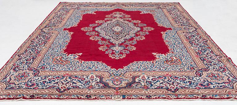 A Yazd carpet, approx. 418 × 297 cm.