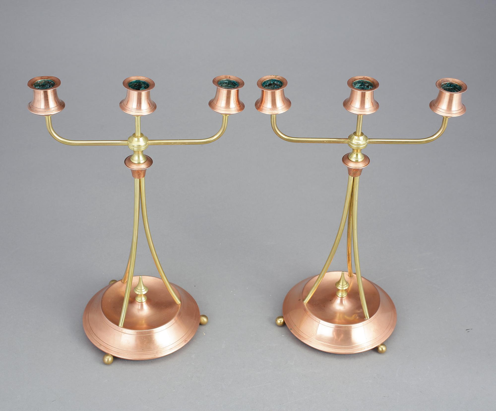 LJUSSTAKAR, ett par, mässing och koppar, Oscar Nilsson, Eskilstuna, 1900-talets första hälft.