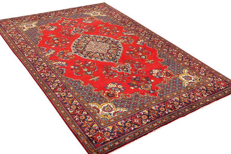 A Persian carpet, ca 326 x 214 cm.