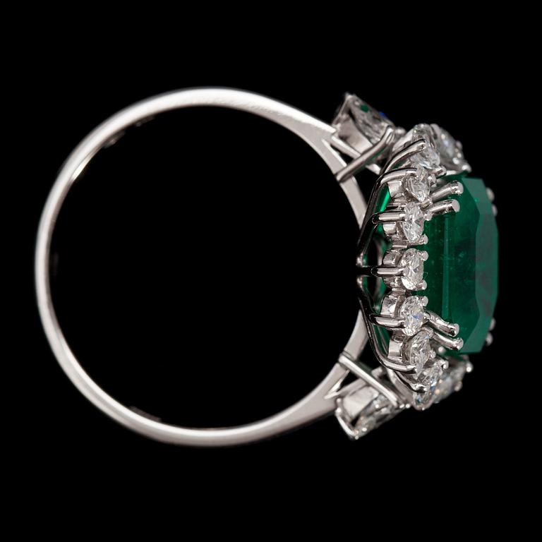 RING, Gübelin, fasettslipad smaragd, ca 3.50, med dropp- och briljantslipade diamanter, tot. ca 1.10 ct.