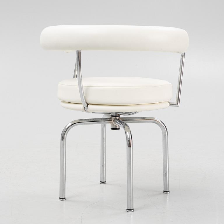A LC 7 swivel chair by Charlotte Perriand & Pierre Jeanneret & Le Corbusier for Cassina, designed in.