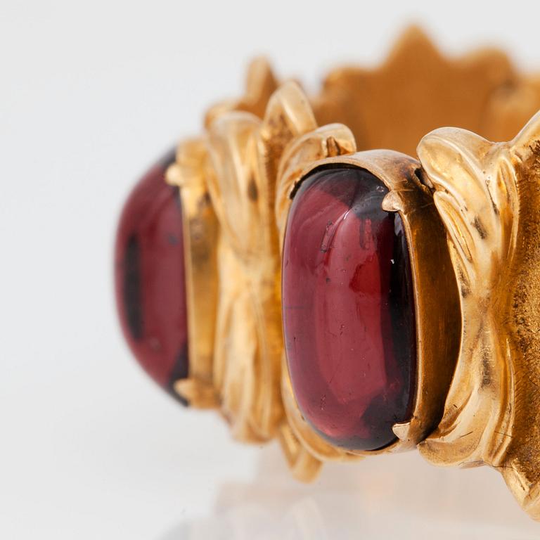 A cabochon-cut garnet bracelet.