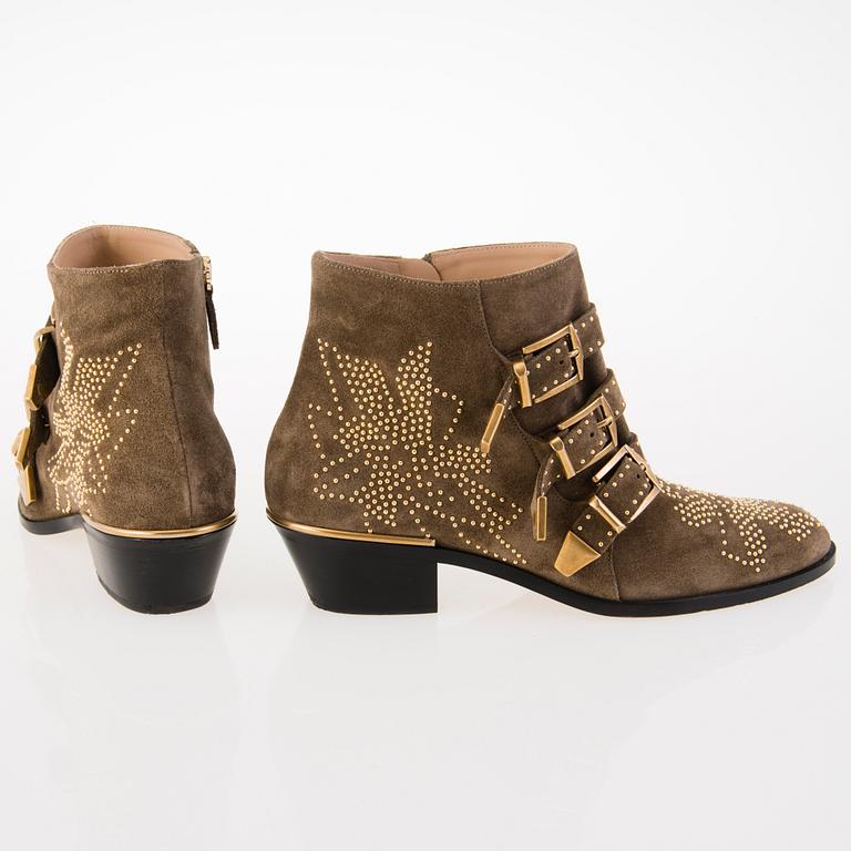 CHLOÉ Suede Susanna Ankle Boots in size 40.