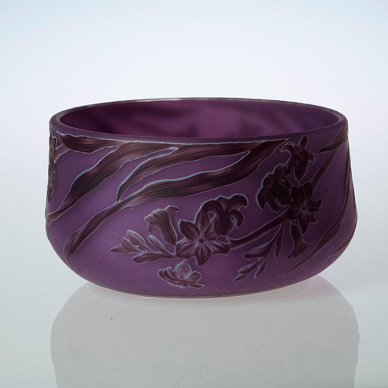 An Axel Enoch Boman Art Nouveau cameo glass bowl, Reijmyre.