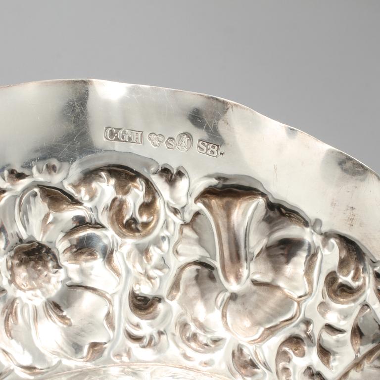PRESENTERFAT samt SKÅL, silver, delvis C.G Hallberg, Stockholm, 1900-tal, vikt 560 gram.