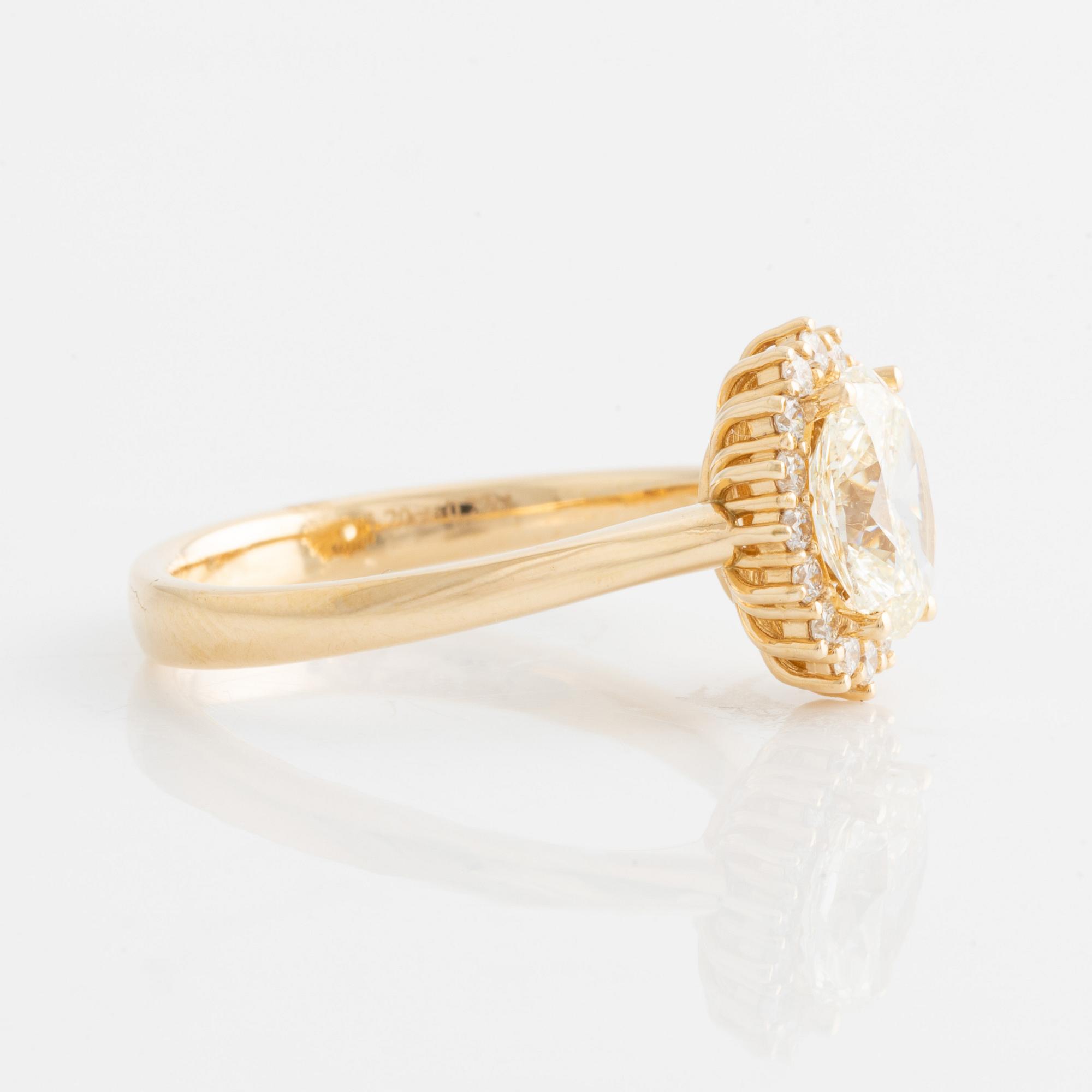 Ring with oval diamond and brilliant-cut diamonds. Accompanied by GIA report.