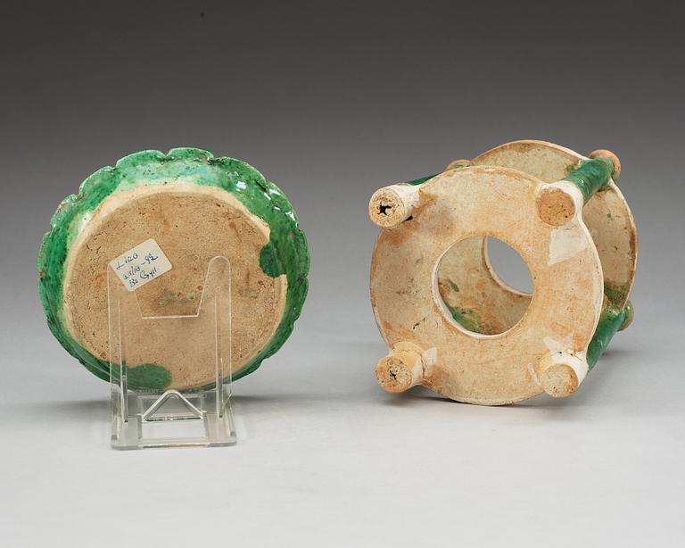 FAT samt STÄLL, keramik, Liao dynastin (916-1125) samt Ming dynastin (1368-1644).