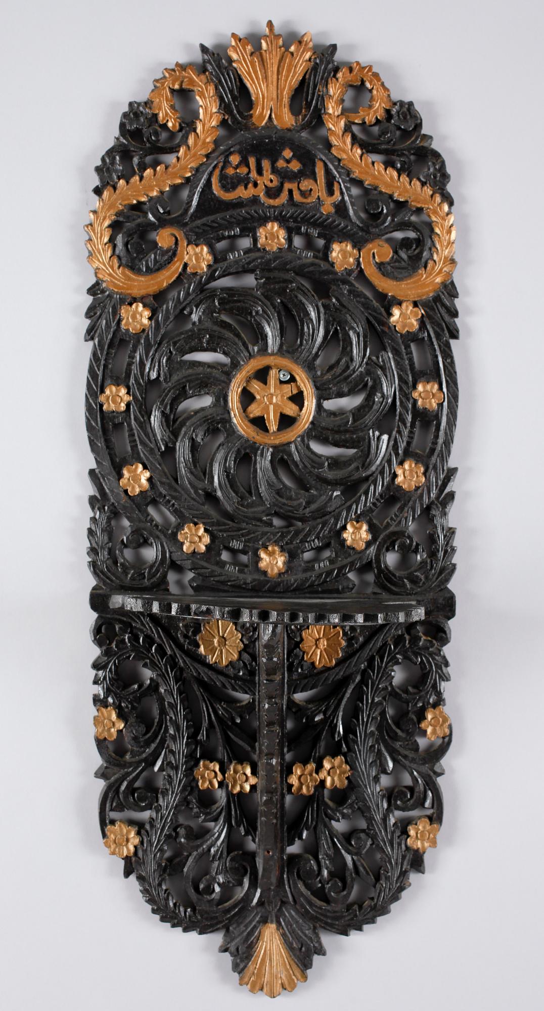 OTTOMANSK HATTHYLLA, trä, 1900-talets först hälft.