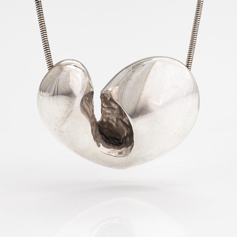 Paul Havgaard, Halsband "Med kärlek", sterlingsilver. Lapponia 1974.