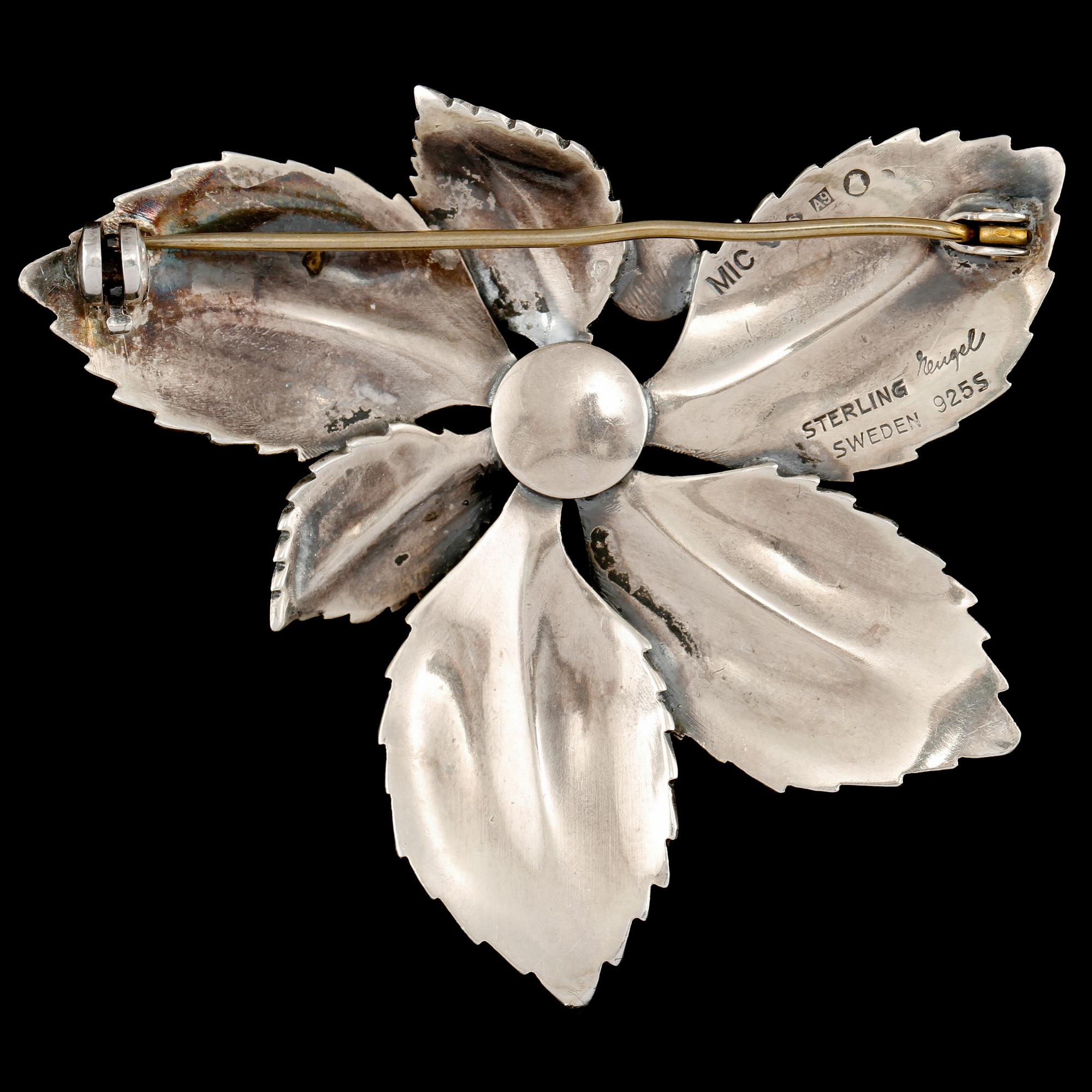 BROSCH, silver samt 2 cabocholslipade malakiter, Gertrud Engel för A Michelsen, Stockholm, 1951. Vikt 12 g.