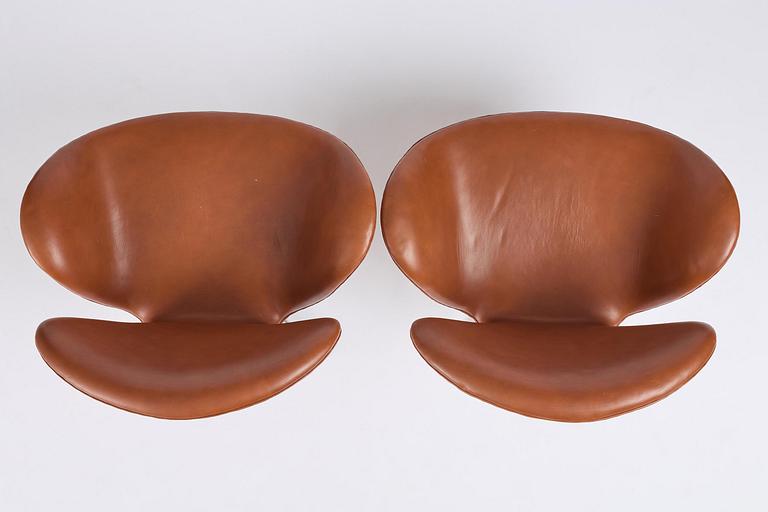 Arne Jacobsen, fåtöljer, ett par, "Svanen", Fritz Hansen, Danmark, 1980.