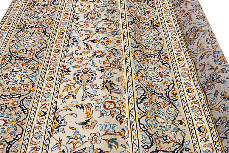 A Kashan carpet, c. 337 x 245 cm.