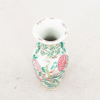 A Chinese porcelain vase later part of the 19th century.