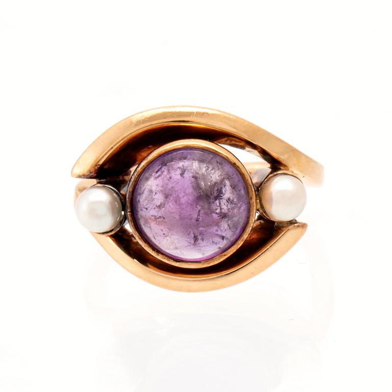 Elon Arenhill, ring in 18K gold with a cabochon-cut amethyst and cultured pearls.