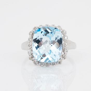 RING, 18K vitguld med chequerslipad topas, tot ca 6,38 ct, med åttkantslipade diamanter. Total vikt ca 4,16 g.
