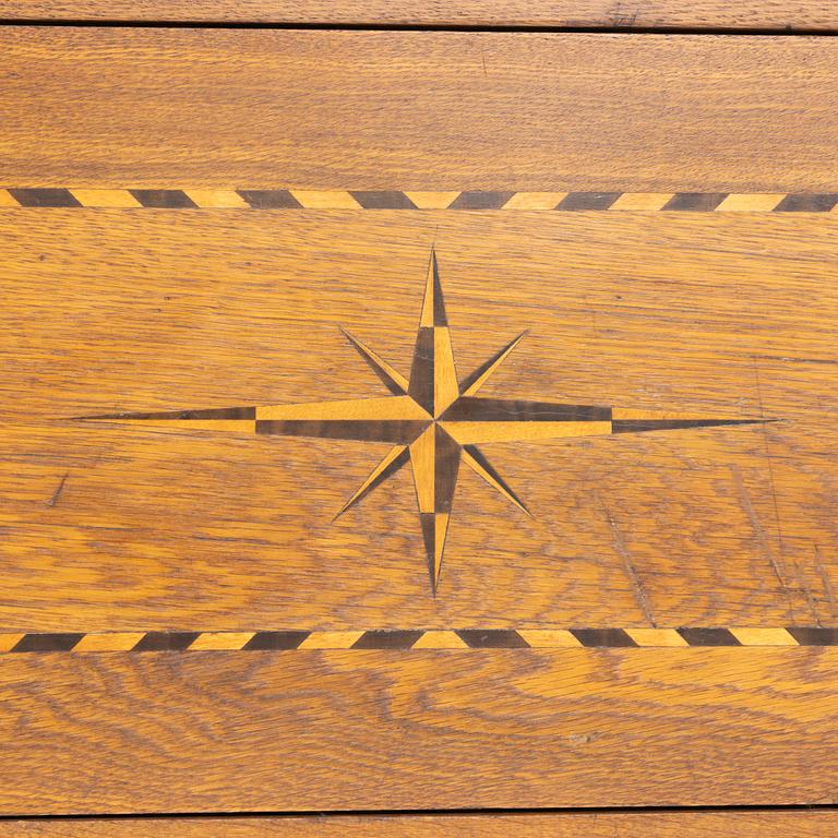 A gate-leg table, first half/mid 20th century.