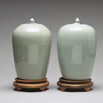 A matched pair of chinese jars with covers, late Qing dynasty, circa 1900.