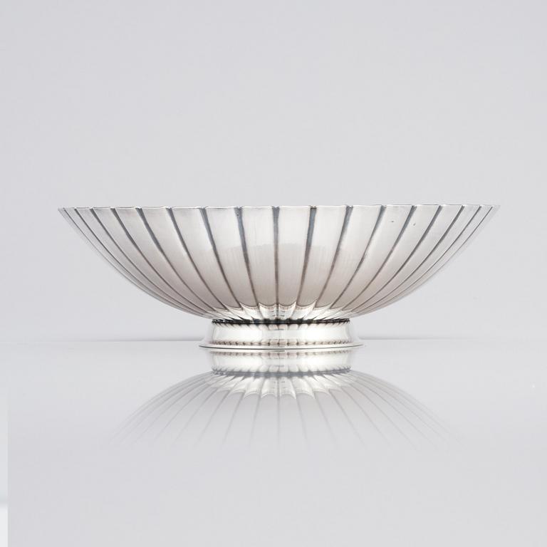 Sigvard Bernadotte, skål, "Jordbaerset / Jordgubbsskålen" Firma Georg Jensen, Köpenhamn 1945-77, design nr 856A, sterling.