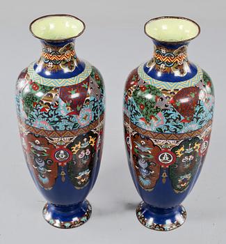 VASER, ett par, cloisonné, omkring sekelskiftet 1900.