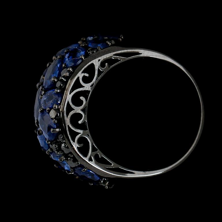 RING, 18 K svärtat/rhodinerat guld, blå kyaniter tot ca 9.95 ct, svarta diamanter tot ca 0.74 ct.