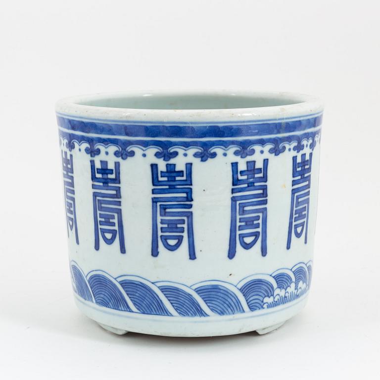 A blue and white censer, Qing dynasty, circa 1900.