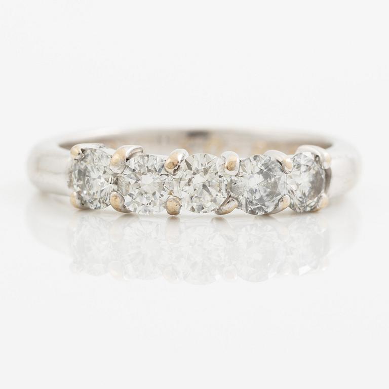 Ring in 18K white gold set with round brilliant-cut diamonds.