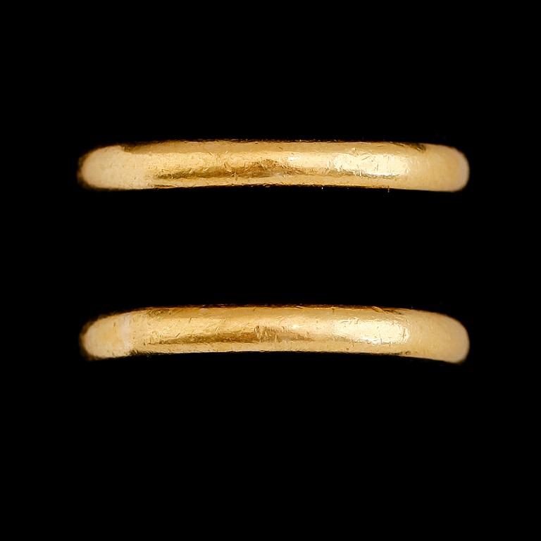 RINGAR, 2 st, 23 k guld, svenska stämplar, vikt ca 10 g.