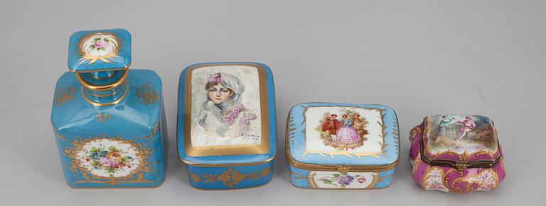 FLASKA samt ASKAR, 3 st, porslin, rokokostil, möjligen Frankrike 1900-tal.