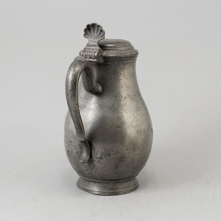 AN 18TH CENTURY  BELGIAN PEWTER WINE JUG.