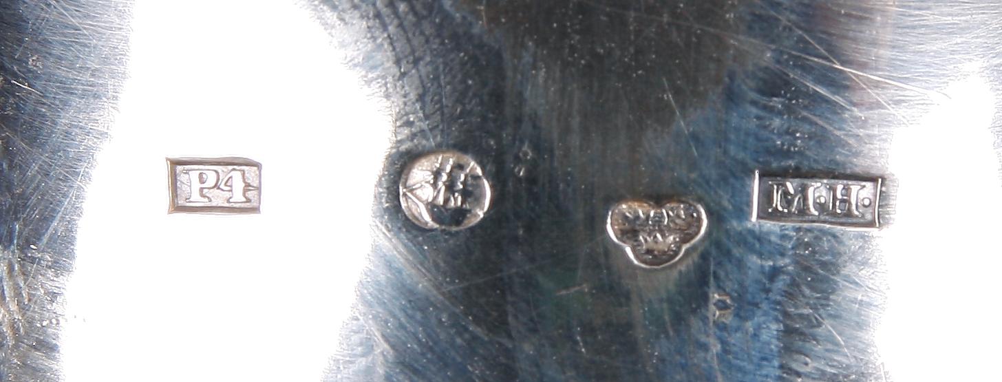 MJÖLK- RESP GRÄDDKANNA, 2 st, empire, Mattias Helén, Västervik resp Gustaf Folcker, Stockholm. 1845 resp 1844.