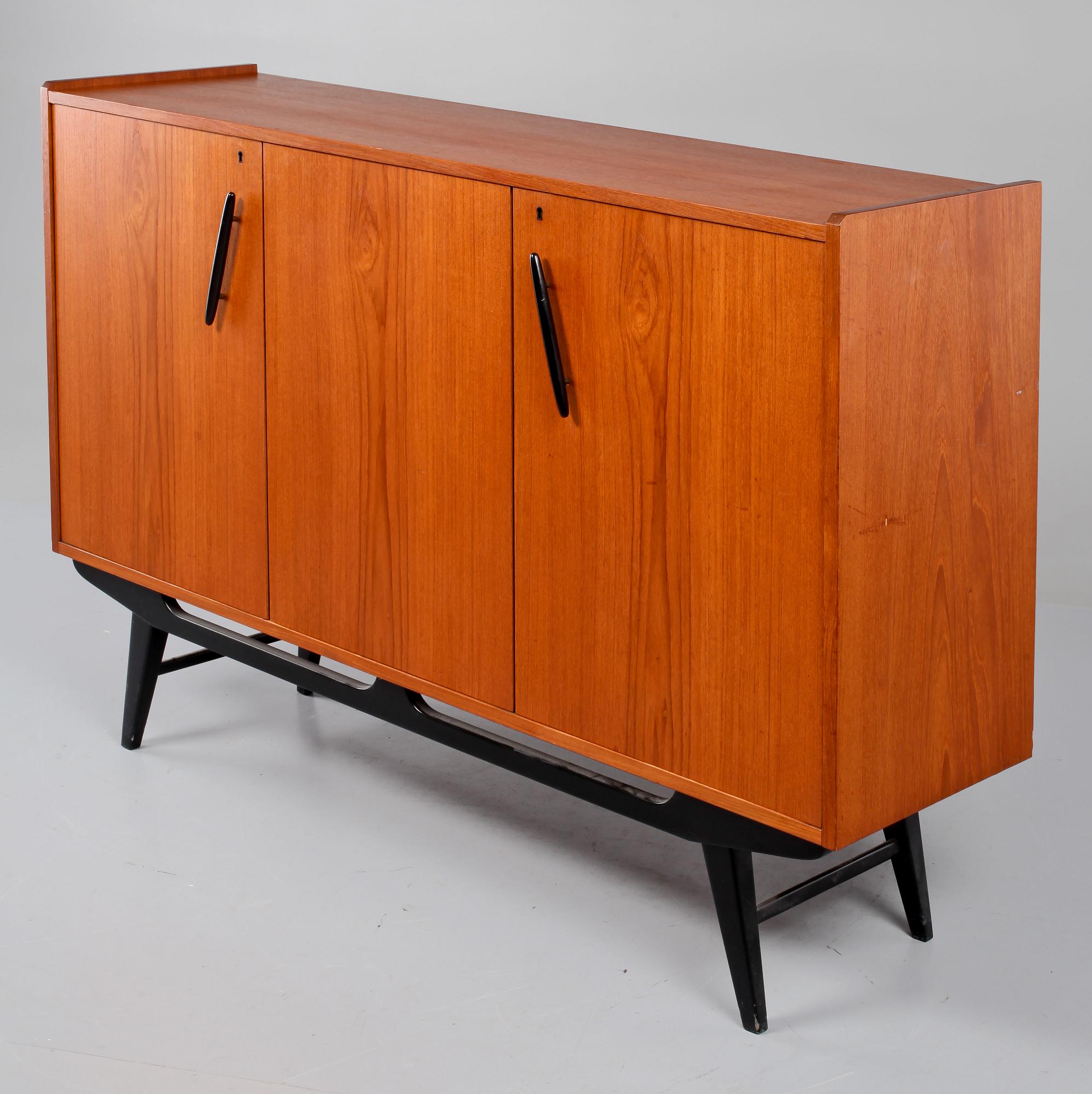 SIDEBOARD, 1900-talets mitt.