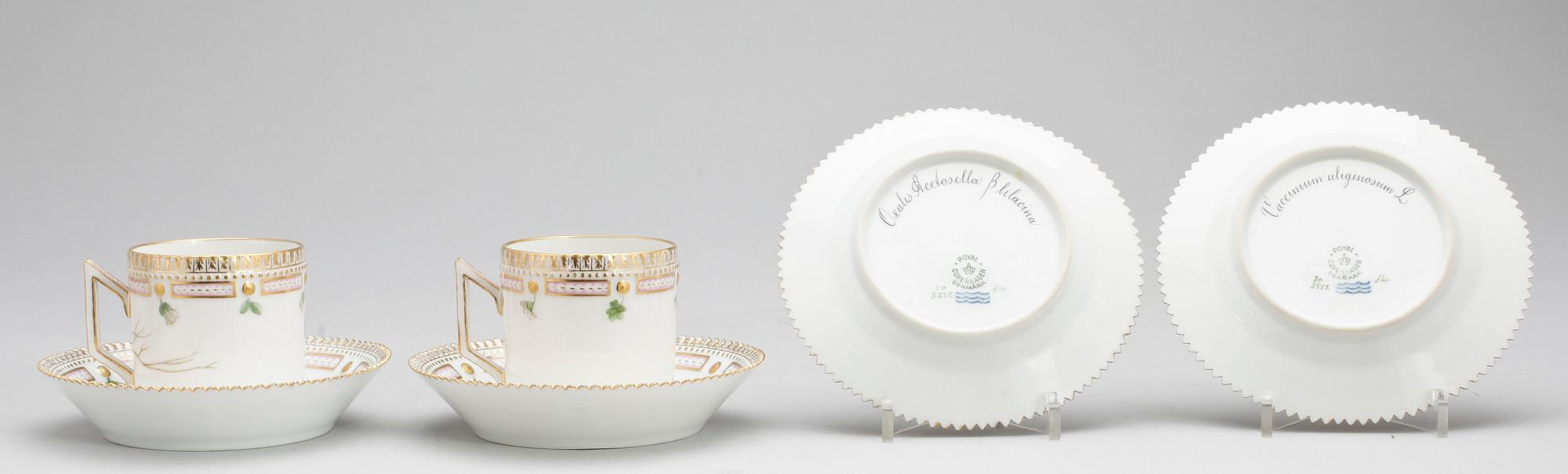 KOPPAR MED FAT, 2 st samt  ASSIETTER, 2 st, porslin, Flora Danica, Royal Copenhagen, Danmark, 1900-talets hälft.