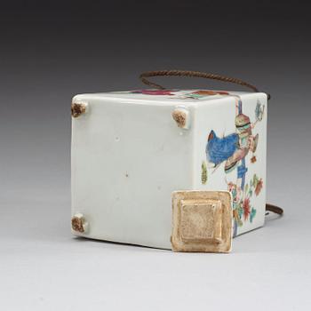 TEKANNA med LOCK och yttre VÄRMARE, porslin. Qingdynastin, sent 1800-tal.