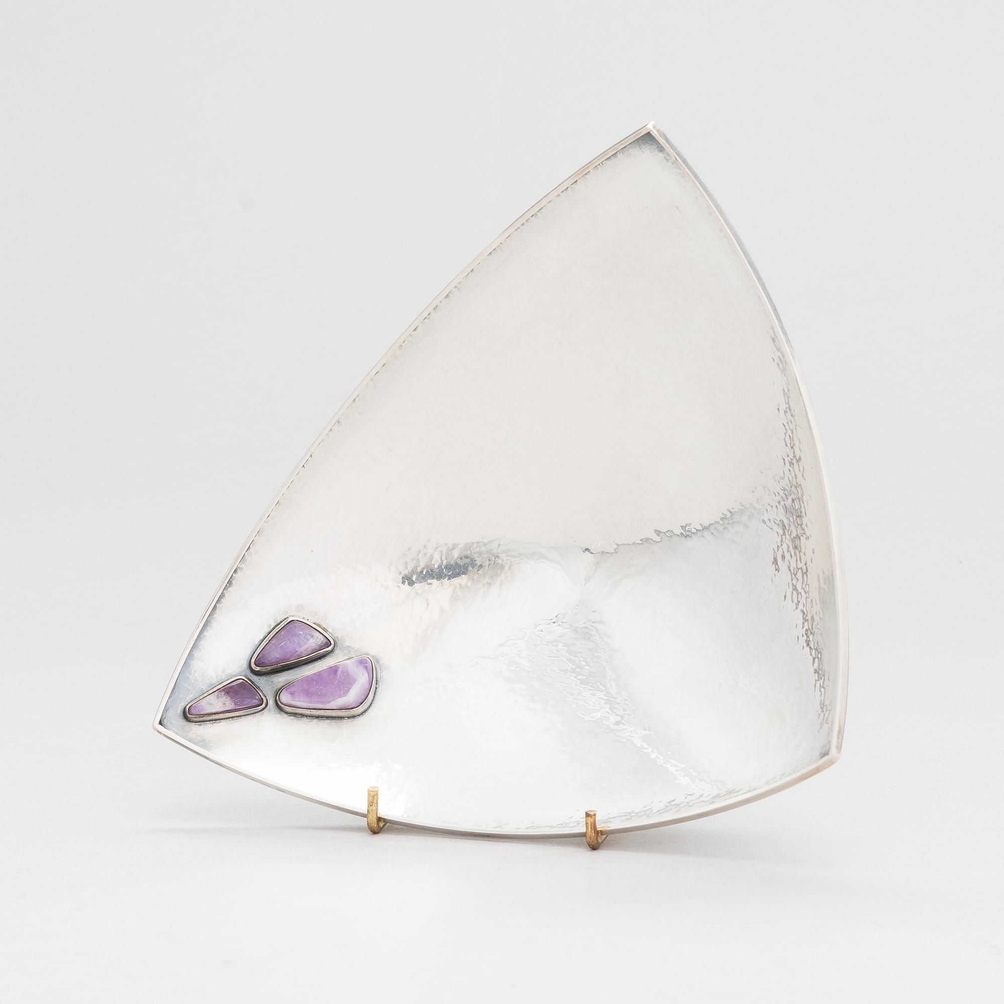 Reijo Sirkeoja, a silver bowl with amethysts, Hopeataidetakomo, Tampere 1962.