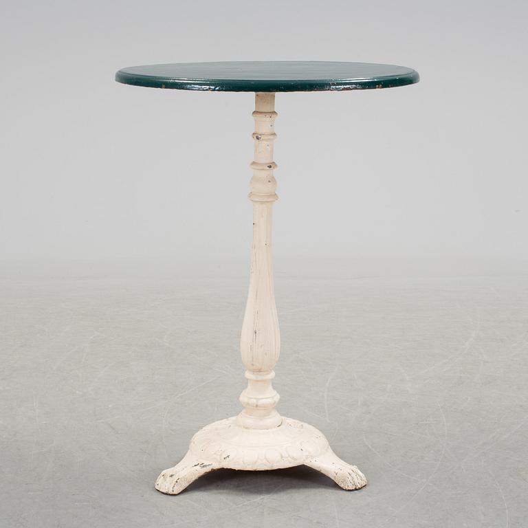 A pair of cast iron chais with wooden seats and a cast iron table, early 20th century.