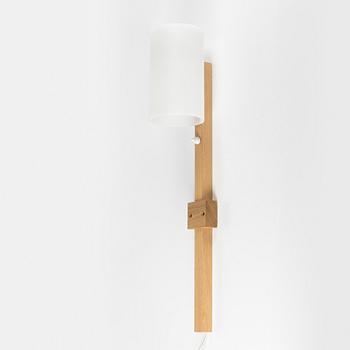 Uno & Östen Kristiansson, an oak and acrylic wall light, Luxus, Vittsjö.