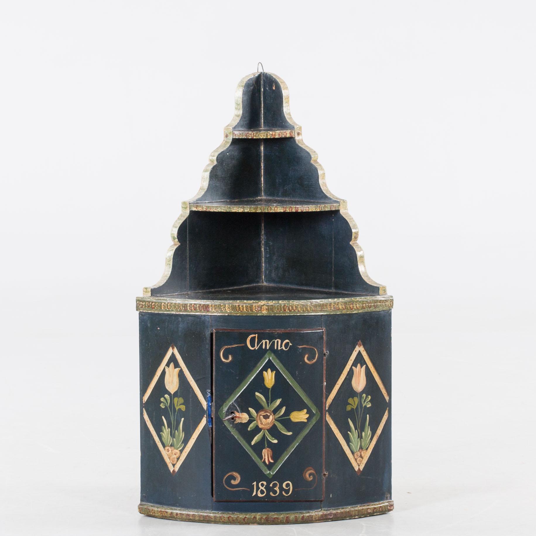 VÄGGHÖRNHYLLA. allmoge. Bär årtal 1839.