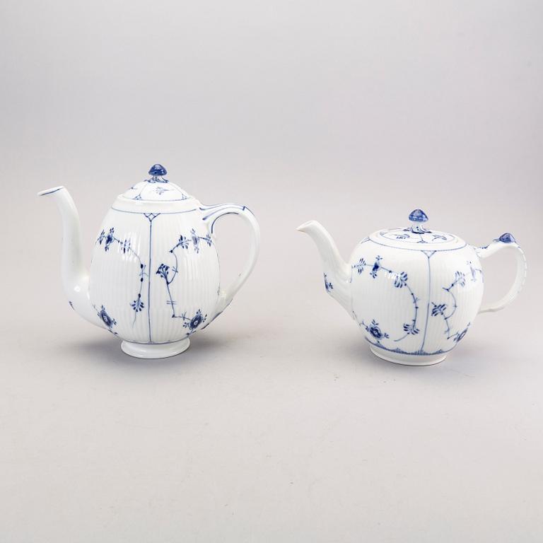 A 24 pcs Musselmalet service from Royal Copenhagen Denmark porcelain first half of the 20th century.