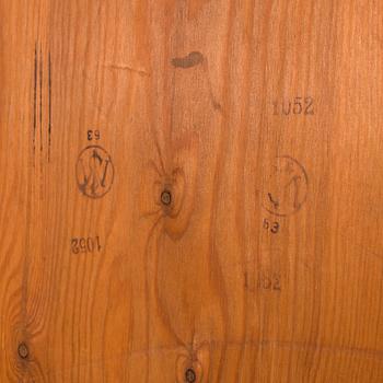 Skåp, tillverkat av AB Baltisk Möbelindustri. SMI(Svensk Möbel Industri) NR 63. 1900-talets mitt.