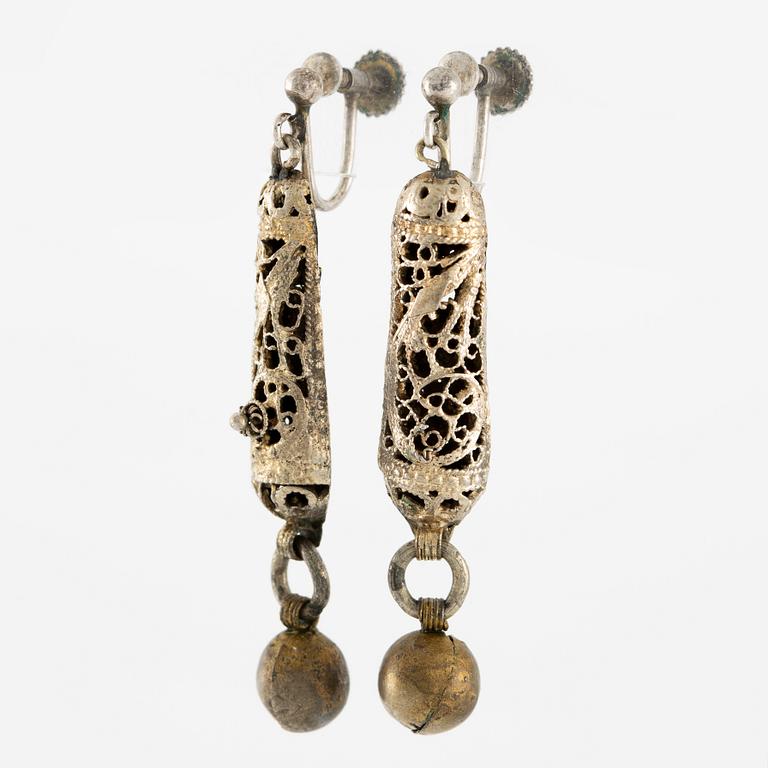 Necklace, along with two pairs of earrings, filigree work, brass-coloured metal.