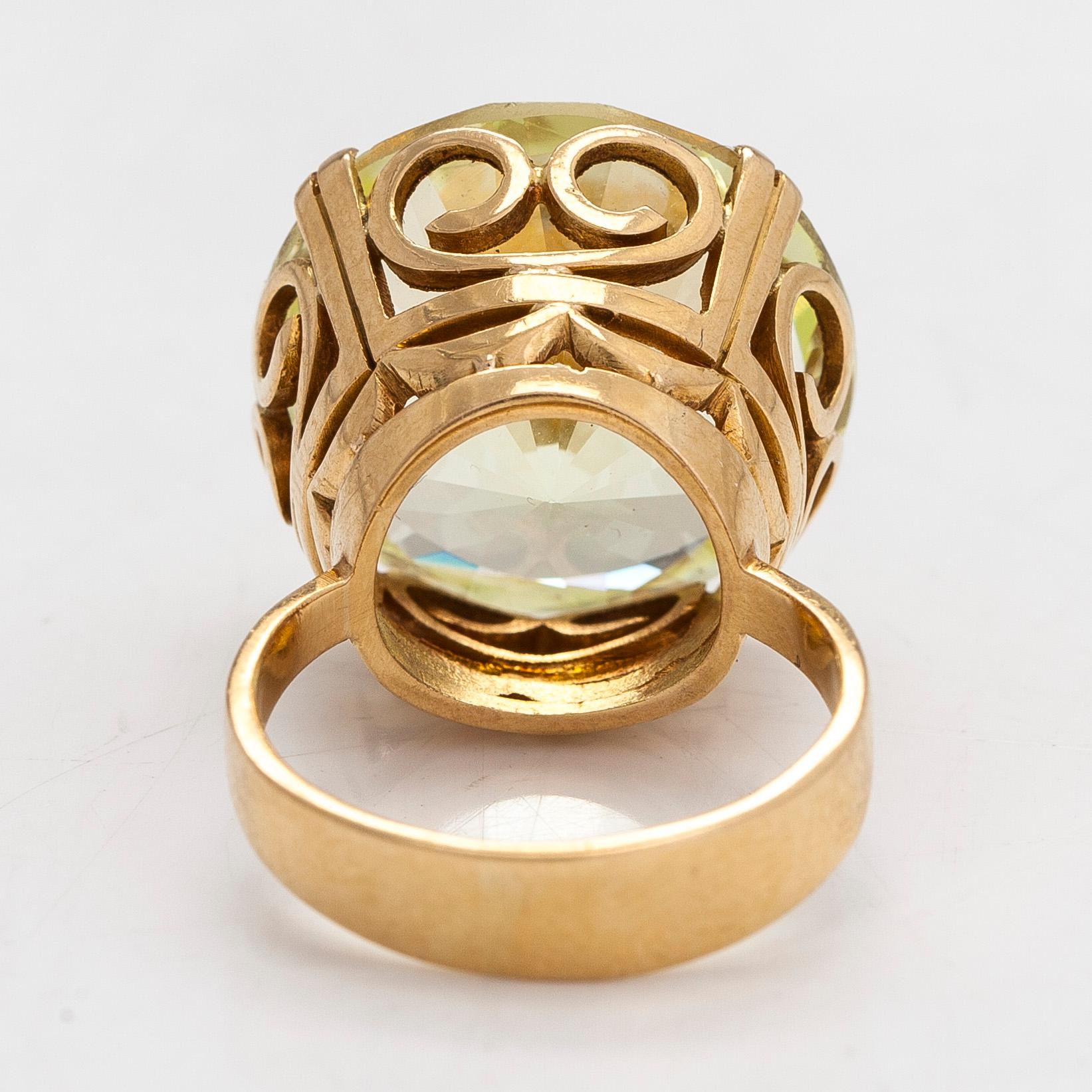 An 18K gold ring with a synthetic spinel. Katajanokan Kulta-ja Kelloliike, Helsinki 1964.