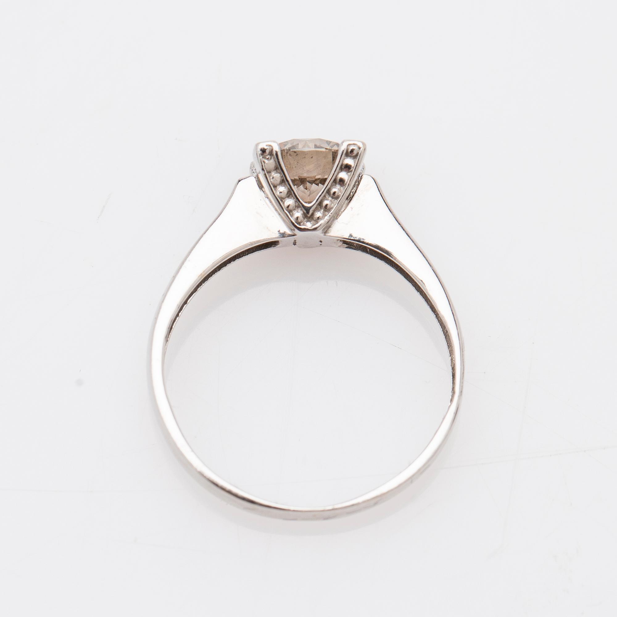 Ring, 18K vitguld med briljantslipad diamant.