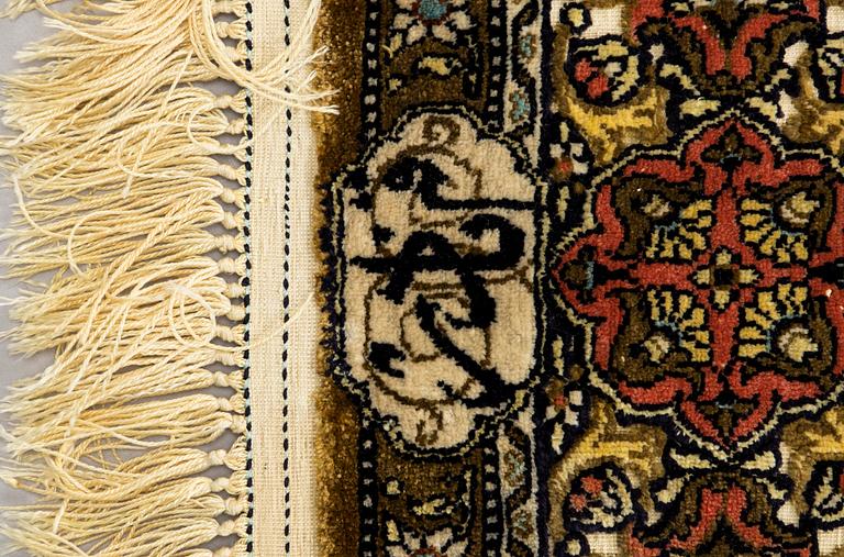 Matta, old, relief med silke, Ghom, signerad, ca 151 x 105 cm.