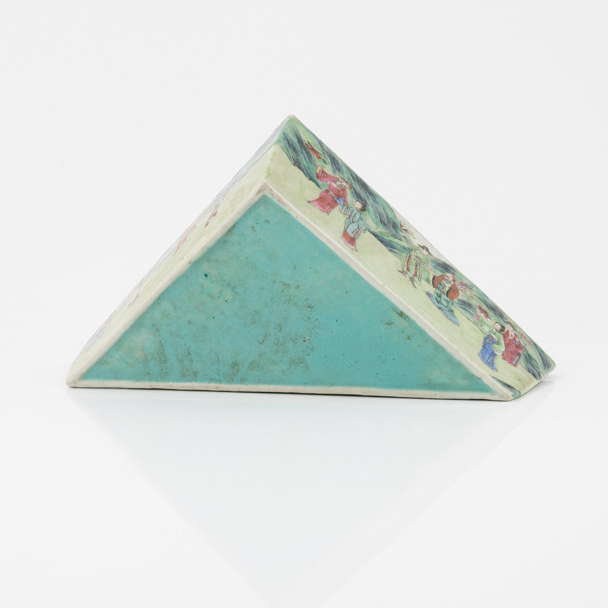 A famille rose triangular dish, Qing dynasty, 19th Century.