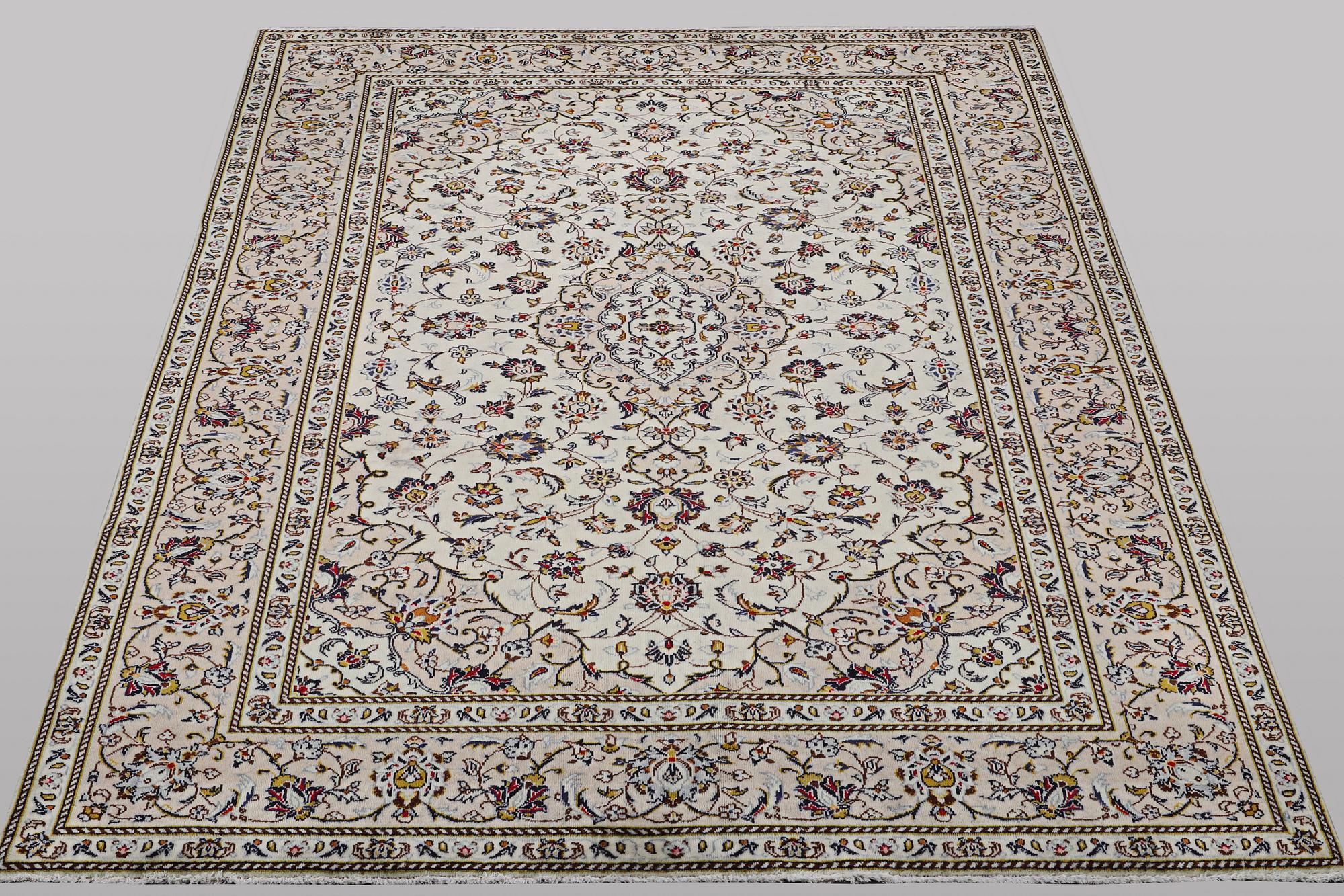 A carpet, Kashan, ca 298 x 197 cm.