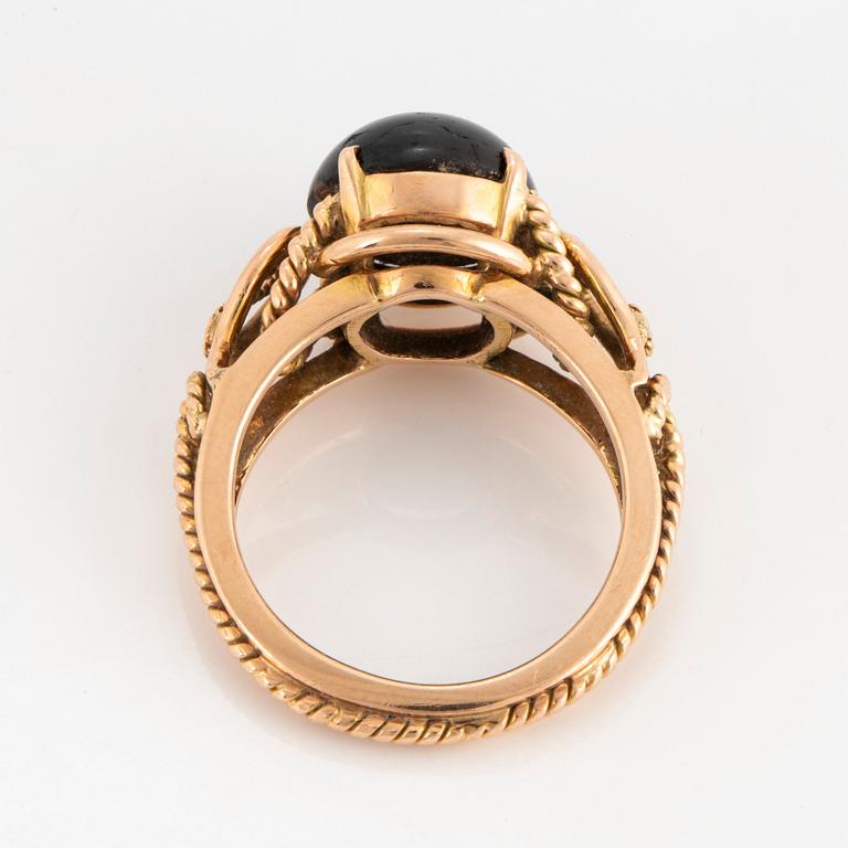 Ring 14K guld med en stjärnsafir.