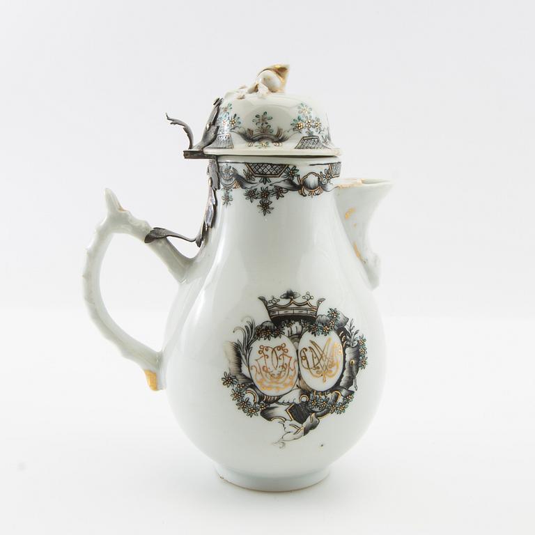Jug with lid and cups 2 pcs China Yongzheng (1723-35) porcelain.