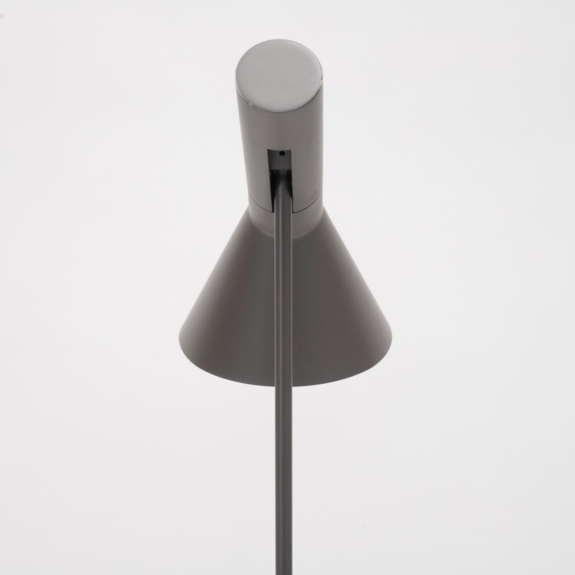 Arne Jacobsen, golvlampa, "AJ", Louis Poulsen, Danmark.